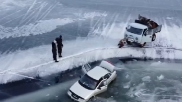 Автомобиль провалился под лёд водохранилища в Братске